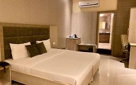 Status Business Hotel - Naveen Market